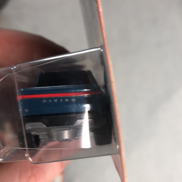 Rivian R1T - Picture 3 of 7